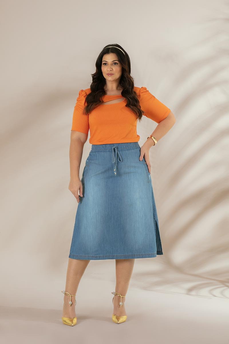 Saia Midi Plus Size Jeans Com Bolsos Laterais e Elástico No Cós Hadaza