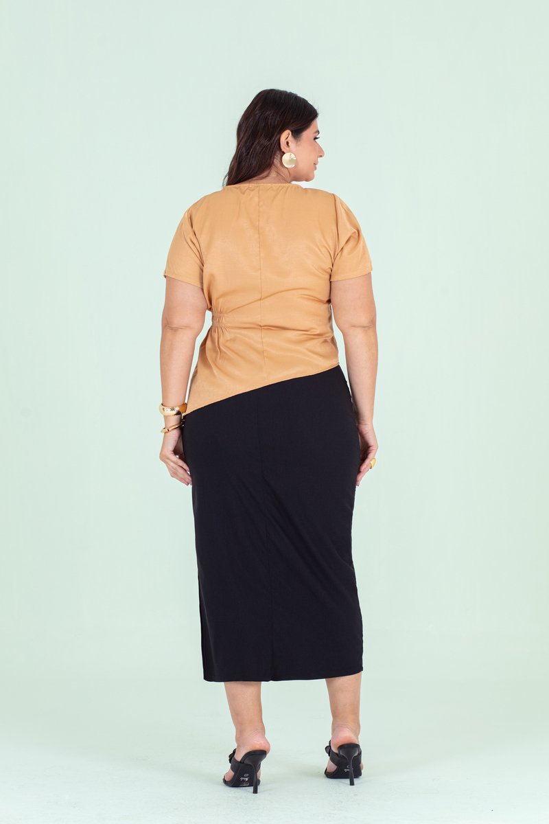 Blusa Plus Size De Laguna De Manga Curta Com Lateral Assimétrica